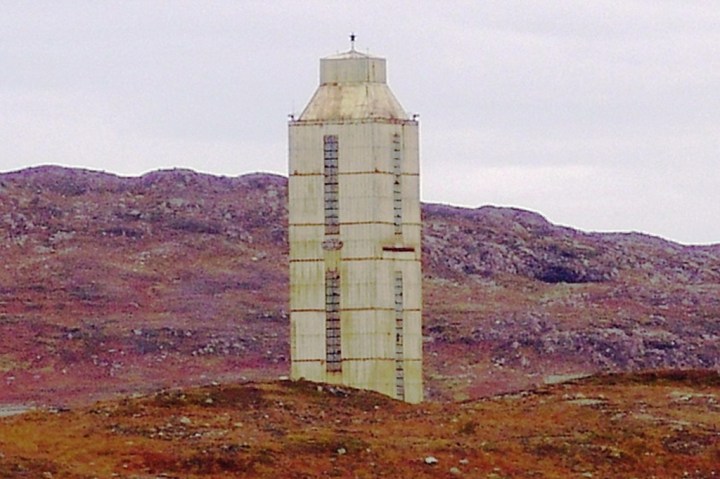 Poço superprofundo de Kola, em foto de 2007. Essa é uma das estruturas localizadas em cima dos buracos.