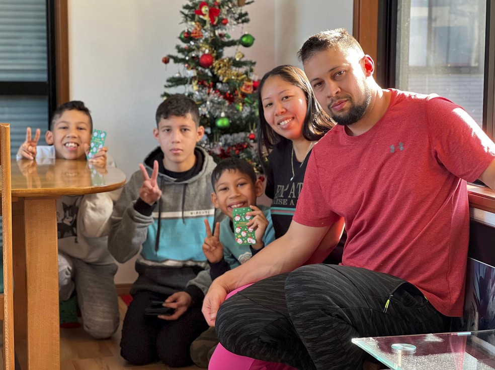 Diego Cipriano e a família no Japão. Brasileiro trabalha 12 horas por dia e ainda faz bicos no fim de semana — Foto: Arquivo pessoal