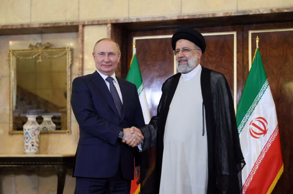 Vladimir Putin e o presidente iraniano Ebrahim Raisi durante encontro em Teerã em 2022. Foto: Sergei Savostyanov/Sputnik/Reuters.
