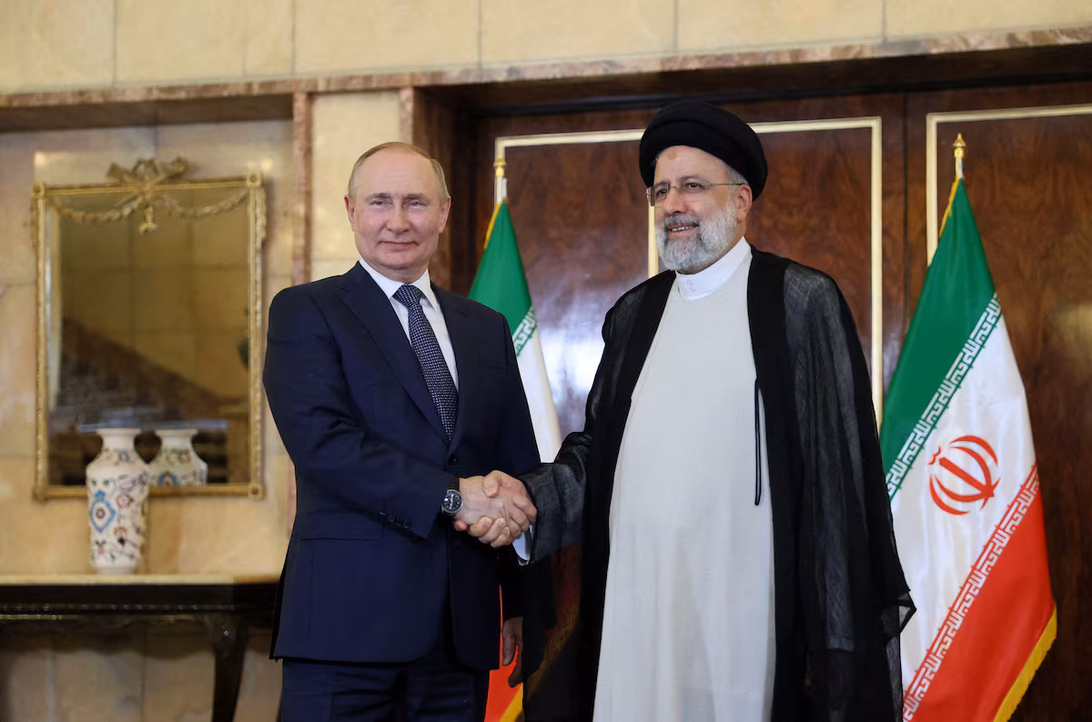 Vladimir Putin e o presidente iraniano Ebrahim Raisi durante encontro em Teerã em 2022. Foto: Sergei Savostyanov/Sputnik/Reuters.
