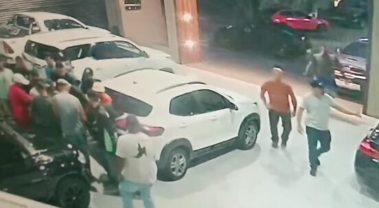 ARRASTÃO: Grupo armado rouba cerca de 20 carros de uma vez de loja em Fortaleza,  VEJA VÍDEO