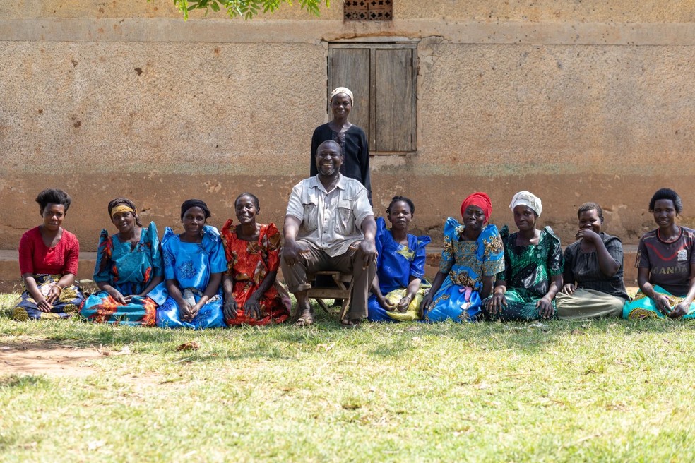 Musa ao lado de 10 de suas 12 esposas: duas delas foram embora, procurando melhores condições de vida para a família — Foto: Reprodução/Al Jazeera