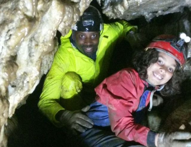 Paul Green e a filha sorrindo para foto dentro de uma gruta