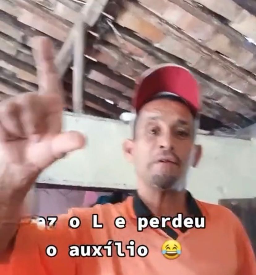 Homem reclama que votou em Lula e, ainda assim, perdeu o Auxílio Brasil, e mulher ri da situação; VEJA VÍDEO