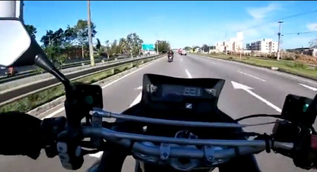 Impressionante: Policial Militar filma a própria queda quando estava de serviço de moto; VEJA VÍDEO