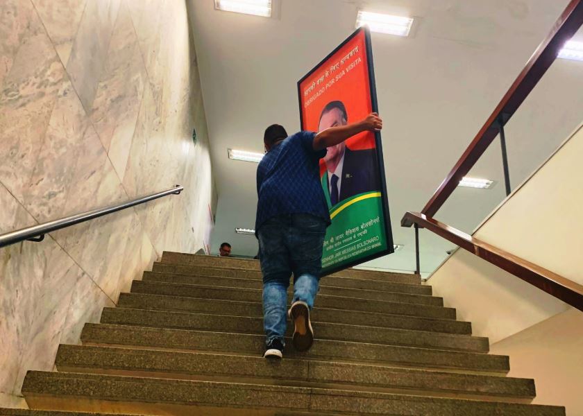 Painel com imagem de Bolsonaro é visto nos corredores da Câmara dos Deputados