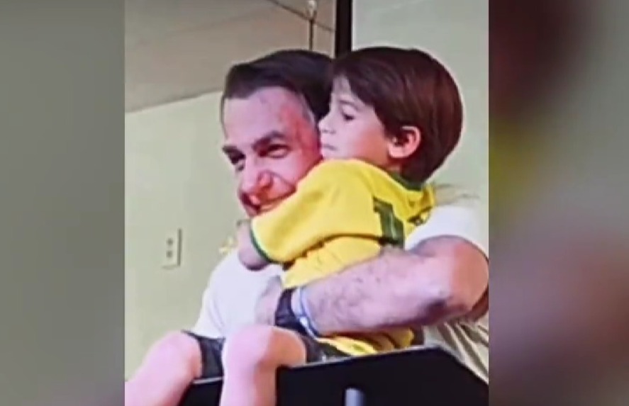 Apreço genuíno: Bolsonaro publica vídeo emocionante recebendo carinho de menino; VEJA VÍDEO