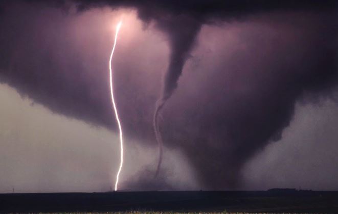 Assustador: Tornado aterroriza moradores e deixa rastro de destruição nos EUA; VEJA VÍDEO