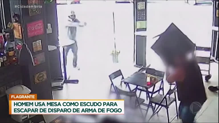 Dono de restaurante usa mesa como escudo para se proteger de tiros; VEJA VÍDEO