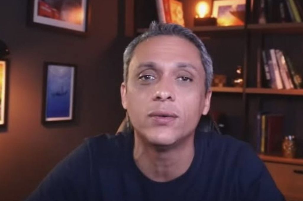 Elon Musk responde ao deputado Gustavo Gayer no Twitter e pergunta se não é o caso da plataforma estar cumprindo ordens da justiça sobre retirada de contas do ar