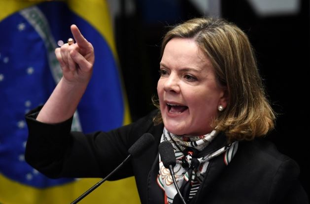 Gleisi Hoffman se irrita com volta de Bolsonaro: “os tempos são outros, fujão”