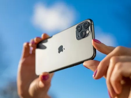 Justiça mantém suspensa a venda de iPhones sem carregadores no Brasil