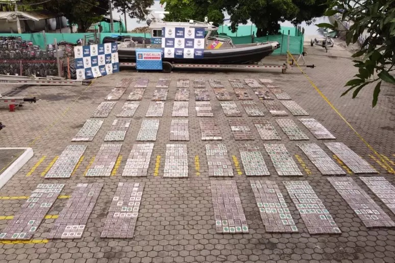 Submarino ‘fantasma’ é encontrado com cocaína e dois corpos na Colômbia