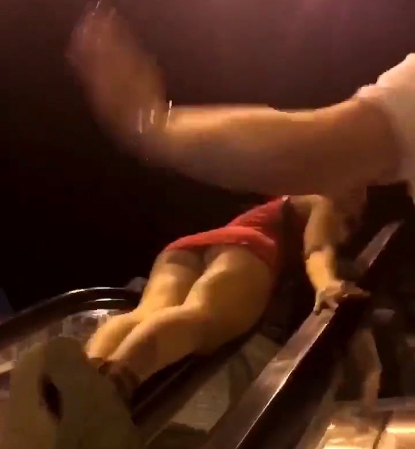 Vídeo mostra jovem seminua caindo de escada rolante após tentar subir pelo corrimão; ASSISTA