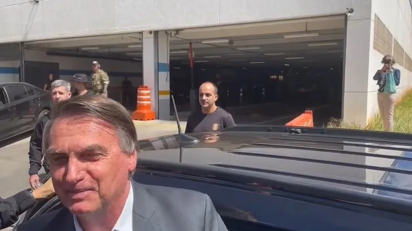 AGORA: Bolsonaro deixa PF após prestar depoimento em inquérito sobre 8 de janeiro e dá pancada na mídia esquerdista: ”Vão falar com os advogados”