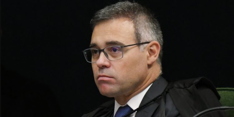 André Mendonça suspende todos os processos na Justiça que tratam da compra de terras brasileiras por estrangeiros 
