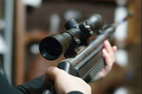 Atirador armado com rifle mata 5 vizinhos após eles reclamarem de barulho