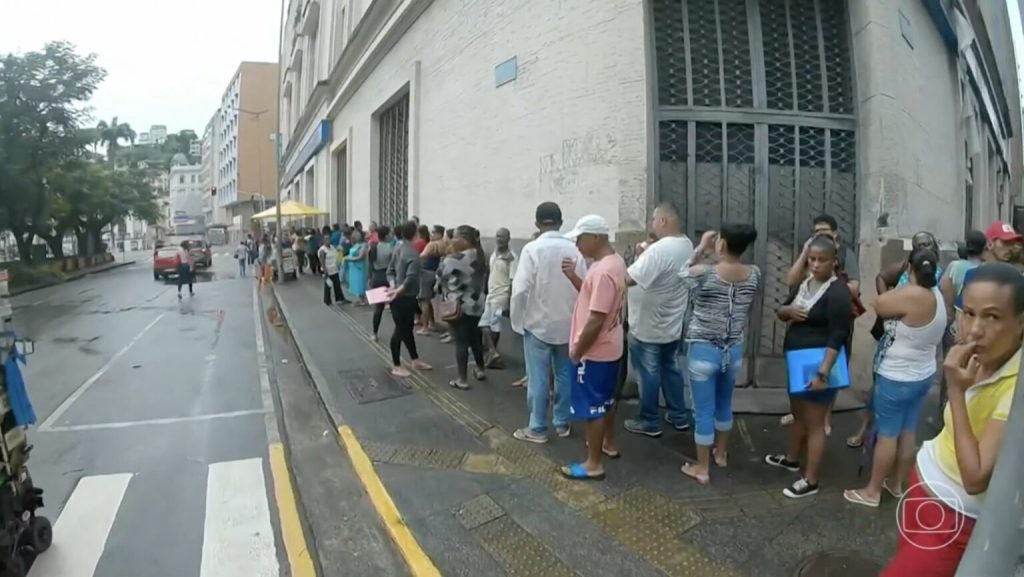 Bloqueio do Bolsa Família provoca filas em Salvador 