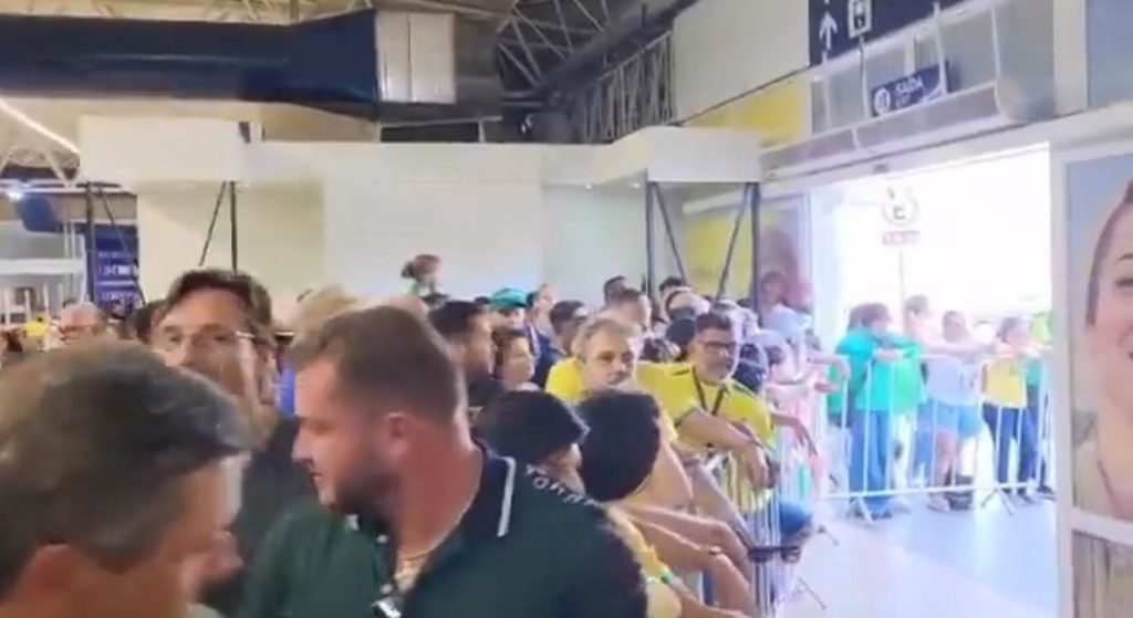 Bolsonaro é recebido por multidão em aeroporto de Ribeirão Preto; VEJA VÍDEOS