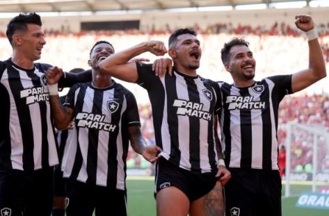 Botafogo vence Flamengo com um jogador a menos e vira líder do Brasileirão; Veja os melhores momentos