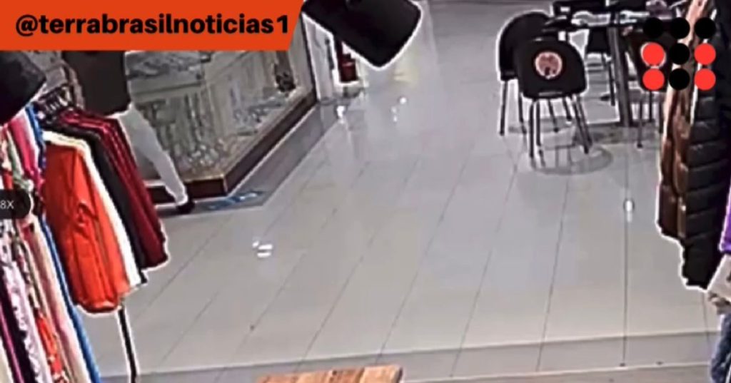 Câmeras de circuito interno de loja  registram momentos de terror e desespero durante assalto, ao menos seis disparos; VEJA VÍDEO