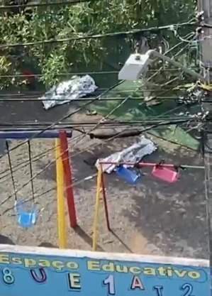 Crianças foram atacadas em parquinho de creche em Santa Catarina, revelam imagens