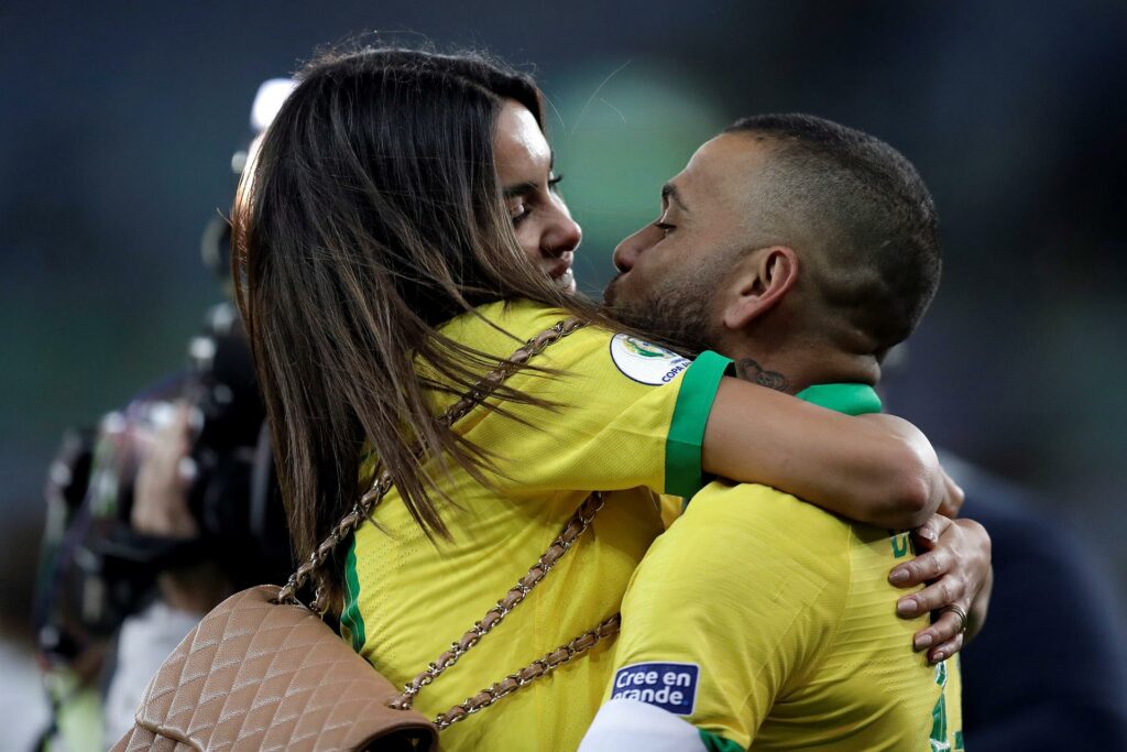 Daniel Alves paga Joana Sanz para manter casamento, diz TV