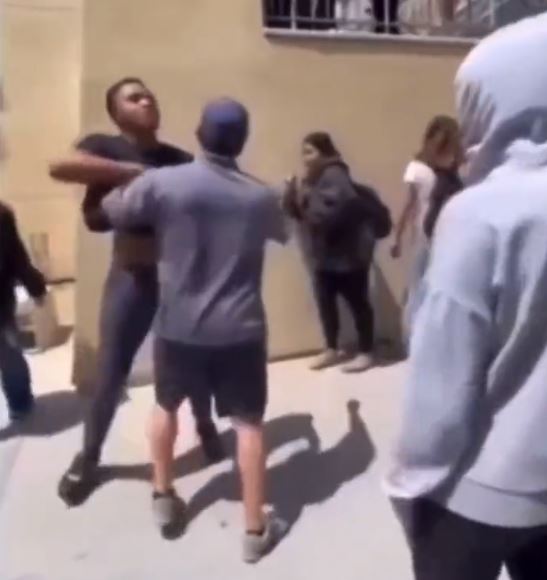 Estudante trans parte para cima a agride mulher após ela dizer que não o queria no banheiro feminino; VEJA VÍDEO