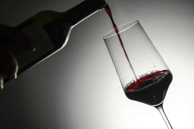 Estudo derruba crença de que consumo de vinho protege contra doenças do coração