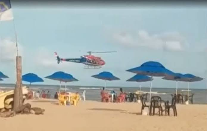 Helicóptero voa baixo para tentar afastar banhistas de área de tubarão em Pernambuco; VEJA VÍDEO