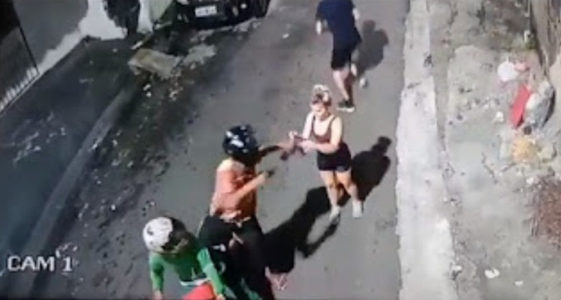 Homem abandona namorada durante assalto e internet reage: “Frouxo”; VEJA VÍDEO