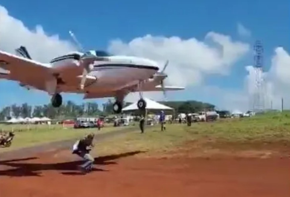Homem é quase atropelado por avião em pista de pouso na Agrishow, em Ribeirão Preto; VEJA VÍDEO