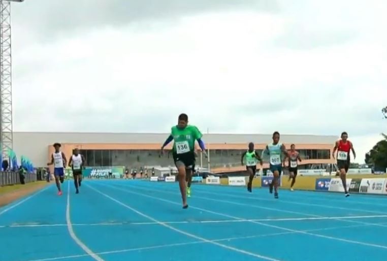 Jovem disputa prova de atletismo descalço e se classifica para final; VEJA VÍDEO