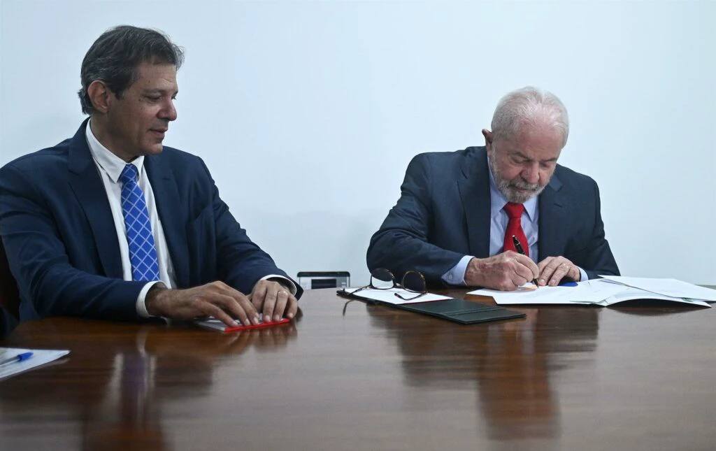 Lula convoca reunião de última hora com Haddad no Planalto
