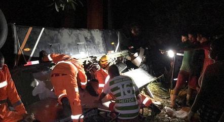 Motorista do ônibus que caiu em ribanceira com jogadores vai responder por homicídio culposo