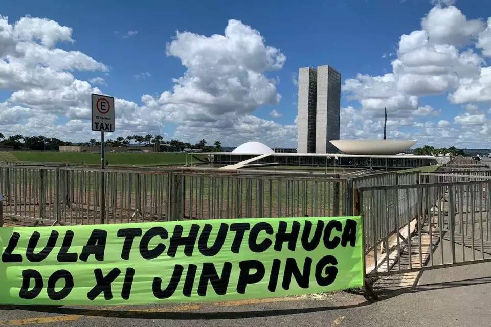 Movimento chama Lula de ‘tchutchuca do Xi Jinping’ 