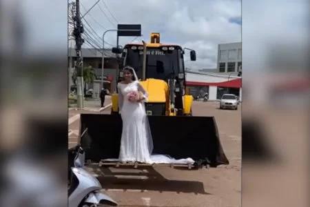 Noiva surpreende ao chegar em casamento em retroescavadeira, VEJA VÍDEO