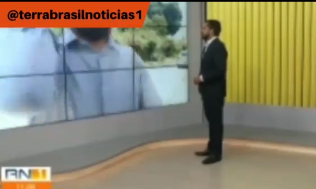 Repórter da Globo entra ao vivo, tenta limpar a tela do celular e se filmar ao mesmo tempo mas acaba derrubando aparelho; VEJA VÍDEO