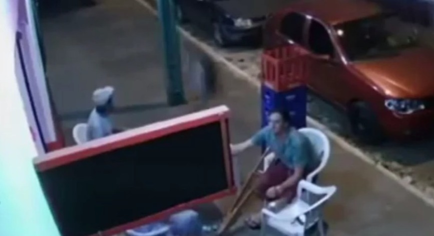 Sem sorte: homem já estava de muletas e é atingido por pneu desgovernado; VEJA VÍDEO
