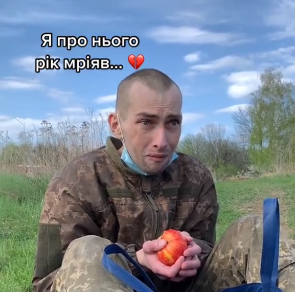 Soldado ucraniano se emociona ao comer uma fruta; VEJA VÍDEO