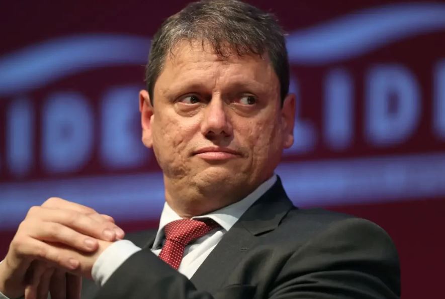 Tarcísio fixa mínimo paulista em R$ 1.550, com reajuste maior que o de Lula