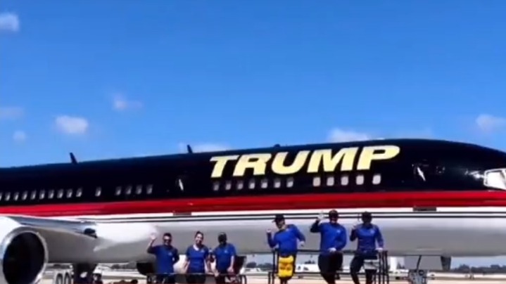 Trump se prepara para campanha e adesiva seu Boeing; VEJA VÍDEO