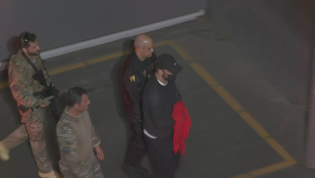 VÍDEO: Veja imagens da chegada de Thiago Brennand ao Brasil