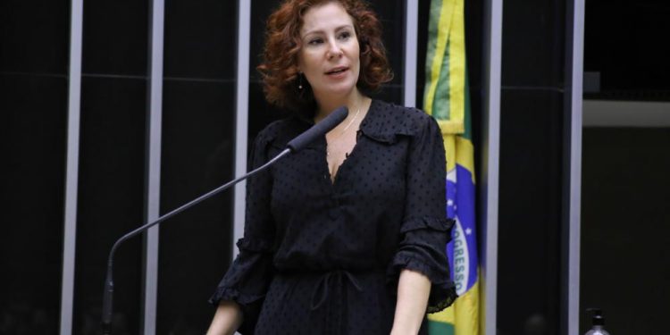 Zambelli é condenada a indenizar Manuela D’Ávila em R$ 20 mil por montagem: “Esquerda genocida”