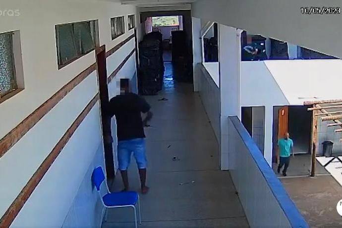 AGORA: Estudante tenta esfaquear colega e causa pânico em escola; veja vídeo