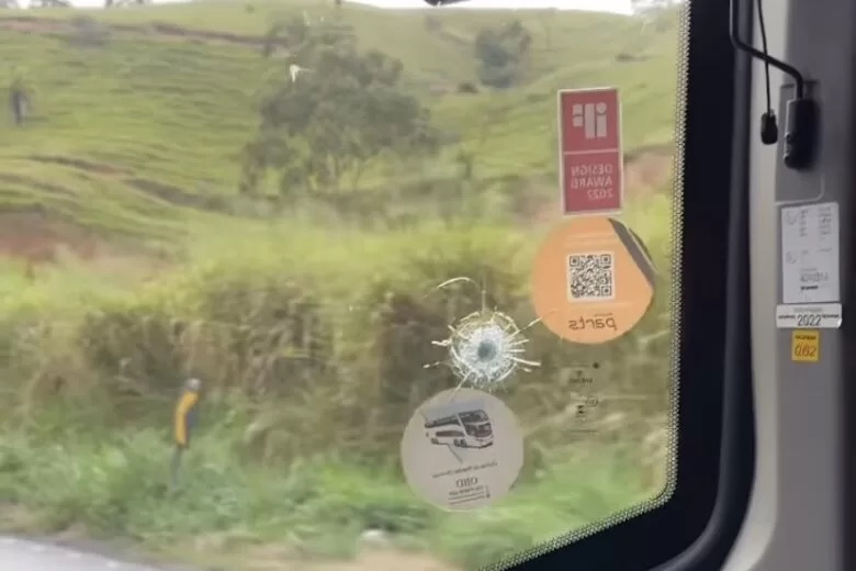 AGORA: Ônibus da banda Bonde do Forró leva tiro em tentativa de assalto; VEJA VÍDEO