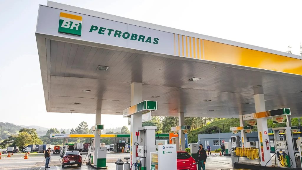“Abrasileirar” preços da Petrobras aumenta risco de faltar combustível no Brasil