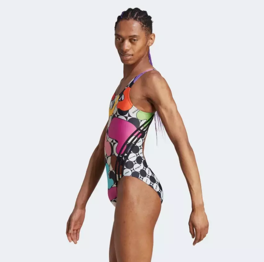 Adidas tenta lacrar e vende maiô feminino com modelo masculino 