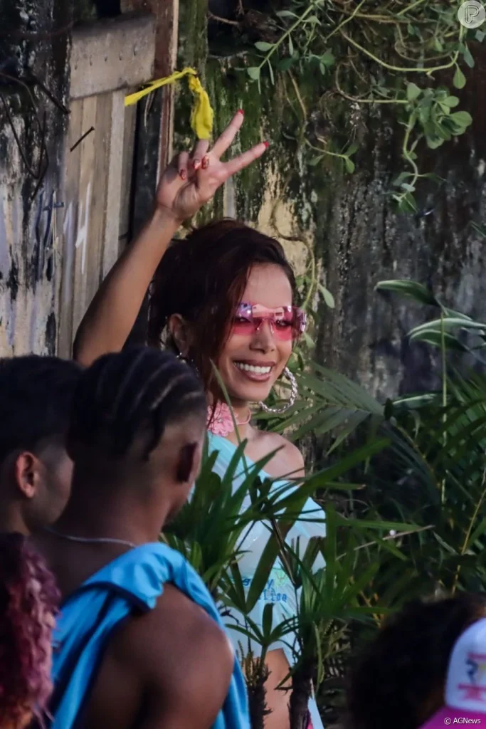 Anitta apela e deixa seios em evidência em blusa 100% transparente durante gravação de clipe; veja fotos