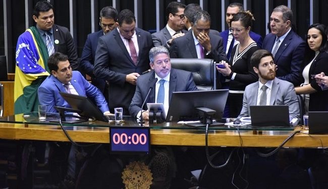 Arthur Lira pauta projetos que derrubam decretos de saneamento de Lula 